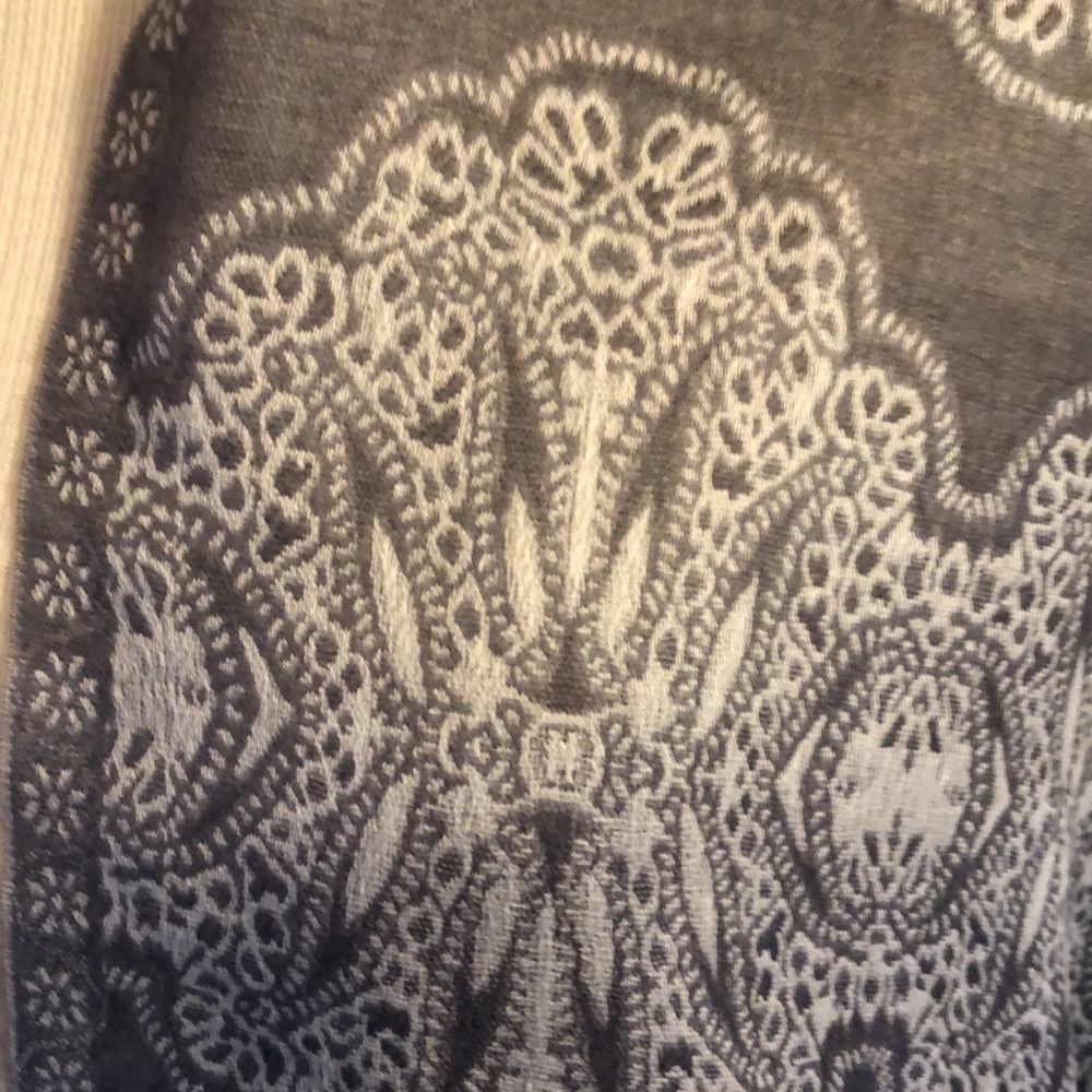 Chico’s Lacey jacquard wrap scarf gray one size fringe edge NWT - Picture 3 of 12